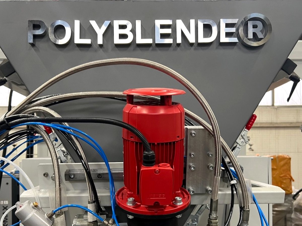 Узел POLYBLENDER® — красный мотор SIEMENS под фирменной табличкой, бронированные шланги рециркуляции